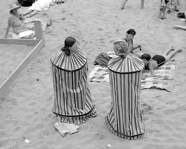 Prácticas De Belleza Del Pasado Rita Perchetti y Gloria Rossi prueban sus nuevos baños portátiles para poder cambiarse de ropa después de tomar el sol en Coney Island Beach, 1938