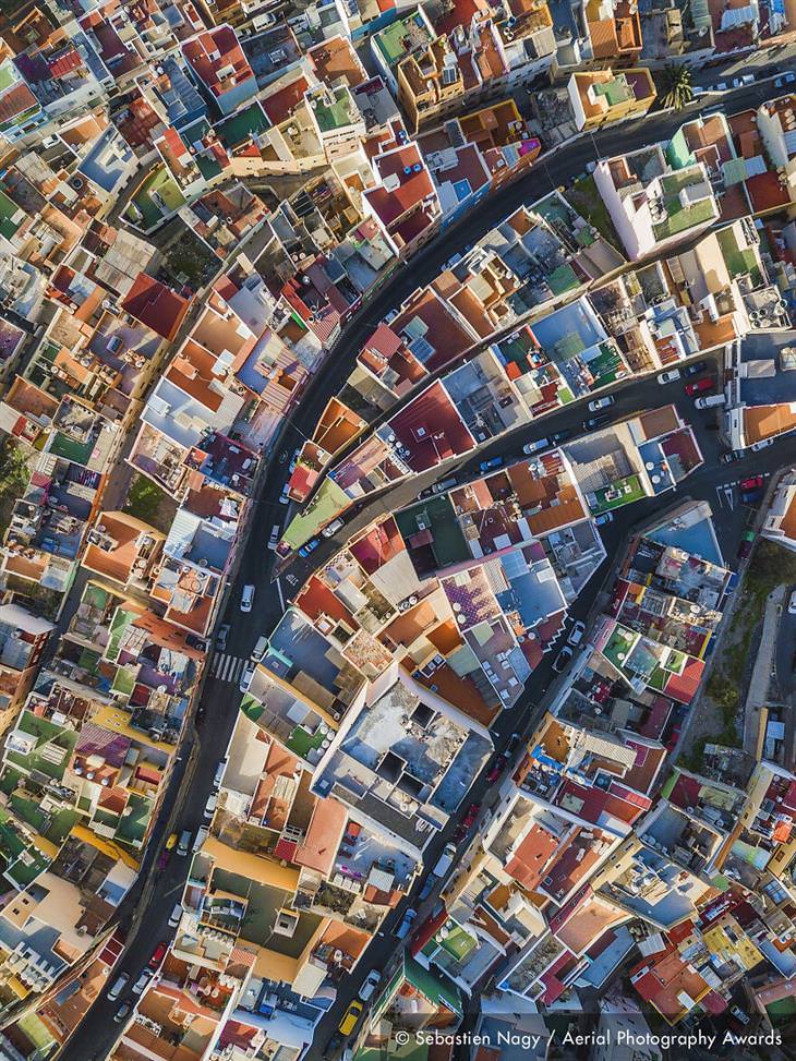 Fotos Aéreas Del 2020 Primer lugar en la categoría Paisajes urbanos: Arco iris español por Sebastien Nagy
