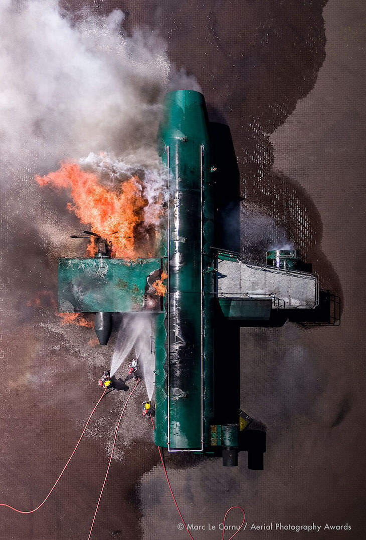 Fotos Aéreas Del 2020  Primer lugar en categoría documental: Ataque de fuego de Marc Le Cornu