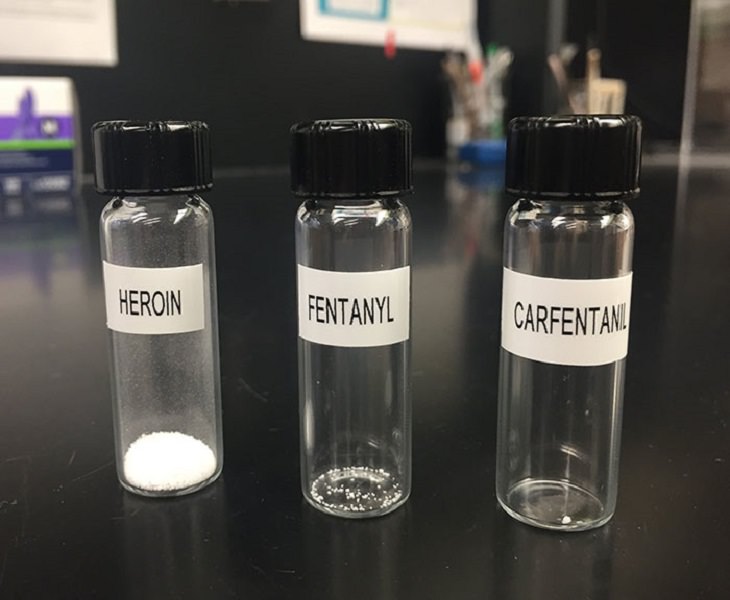 7. Frascos que contienen las dosis letales de estos tres importantes productos químicos, heroína, fentanilo y carfentanilo de izquierda a derecha.