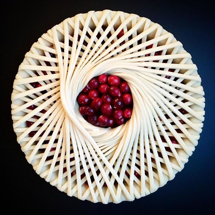 20 Hermosos y Deliciosos Diseños De Tartas De Lauren Ko tarta entramado con cerezas