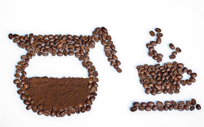 מבחן קפה: קנקן וכוס קפה מפולי קפה