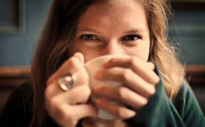 מבחן קפה: אישה שותה קפה