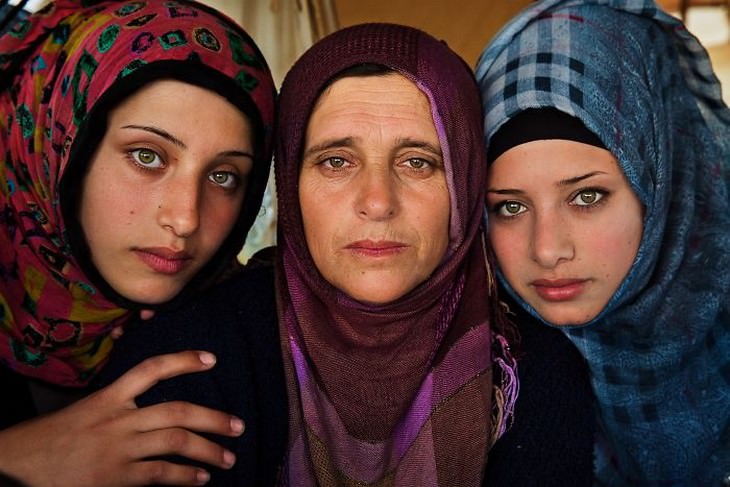 18 Fotografías Que Capturan La Belleza De La Maternidad una madre y sus 2 hijas que huyeron de Siria en un campo de refugiados en Grecia