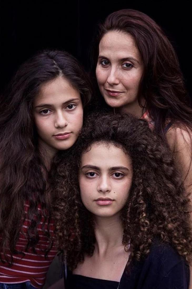 18 Fotografías Que Capturan La Belleza De La Maternidad Carmen y sus hijas en Romania