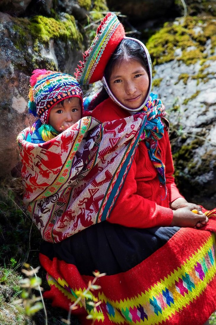 18 Fotografías Que Capturan La Belleza De La Maternidad Juliana y su hijo Alex Cordillera de los Andes Perú
