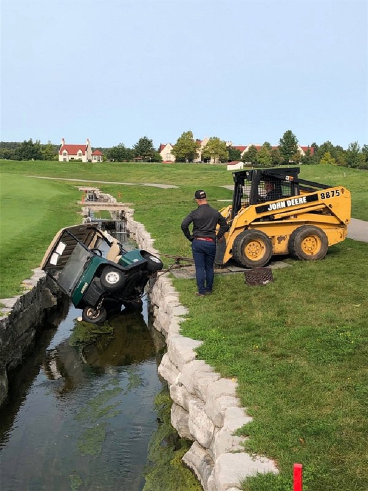 Imágenes de malos conductores carro de golf en un canal de agua