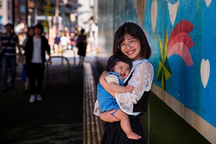 18 Fotografías Que Capturan La Belleza De La Maternidad Shiori y su hija Kanade Tokio Japón
