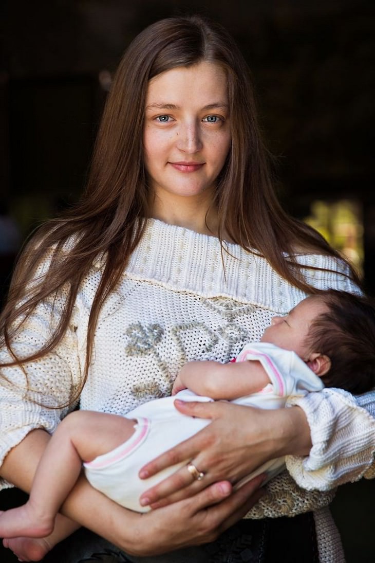 18 Fotografías Que Capturan La Belleza De La Maternidad Ina y su hija recién nacida en Moldova