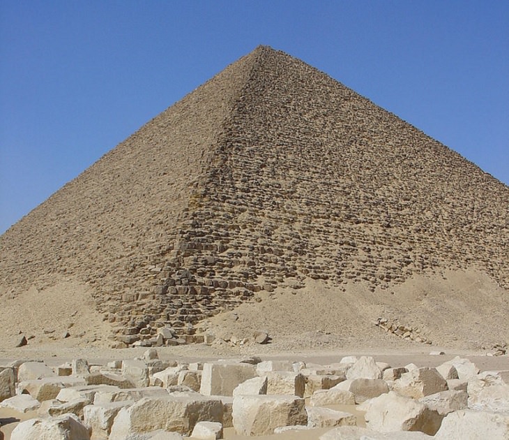 8. La pirámide roja