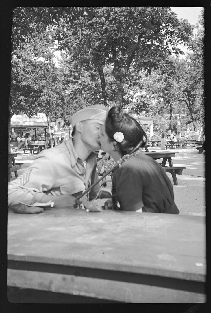 Estas Increíbles Fotos Te Llevarán Al Chicago De 1930 pareja besándose
