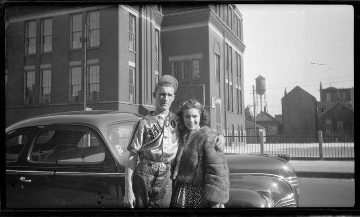 Estas Increíbles Fotos Te Llevarán Al Chicago De 1930 pareja posando afuera de un auto
