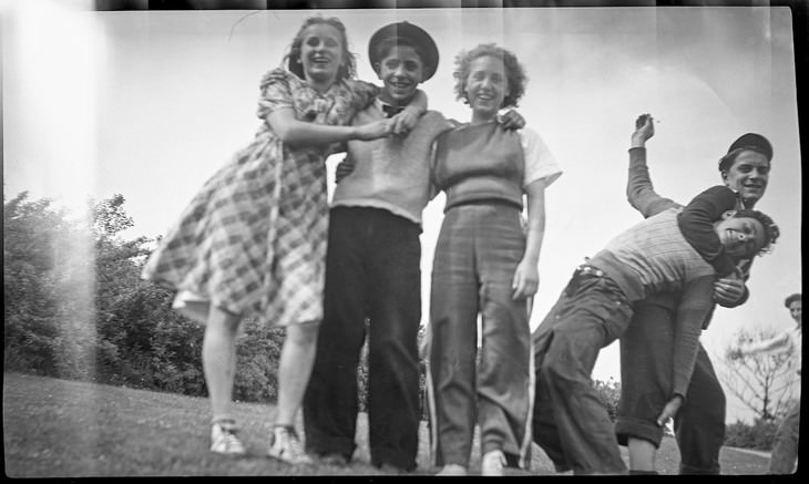 Estas Increíbles Fotos Te Llevarán Al Chicago De 1930 grupo de amigos jugando