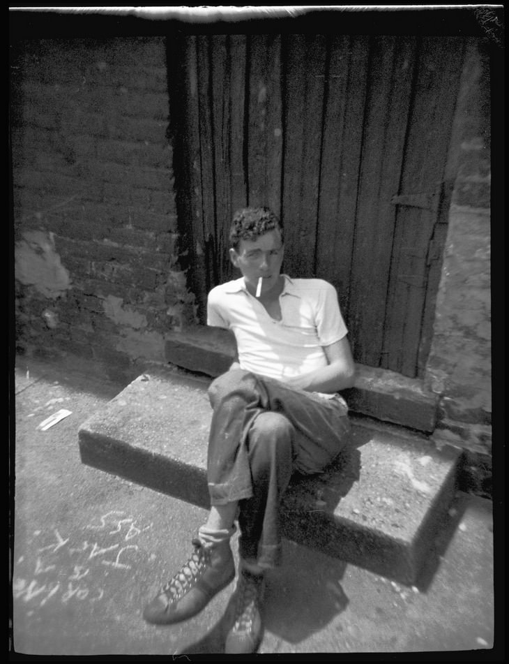 Estas Increíbles Fotos Te Llevarán Al Chicago De 1930  hombre fumando