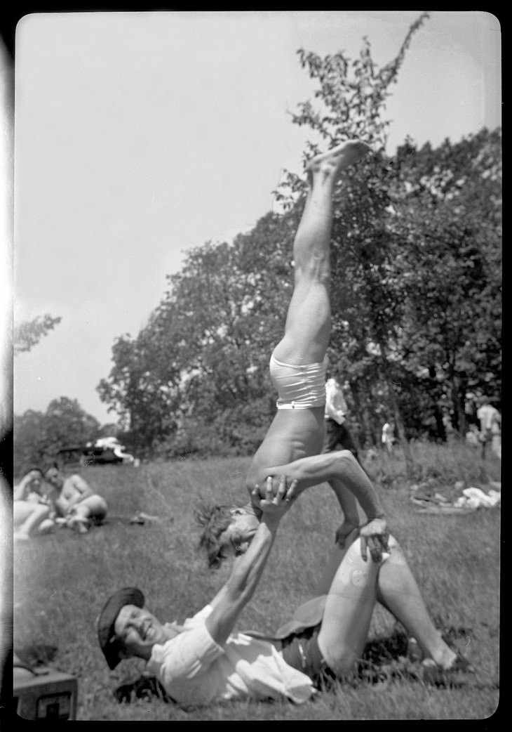 Estas Increíbles Fotos Te Llevarán Al Chicago De 1930 ejercitándose en el parque