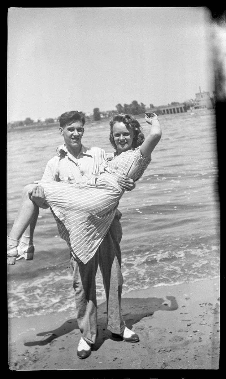 Estas Increíbles Fotos Te Llevarán Al Chicago De 1930 hombre lleva en brazos a una mujer