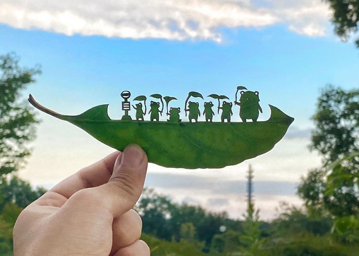 Artista Japonés Recrea Mundos En Miniatura En Hojas De Árbol ranas esperando el autobús