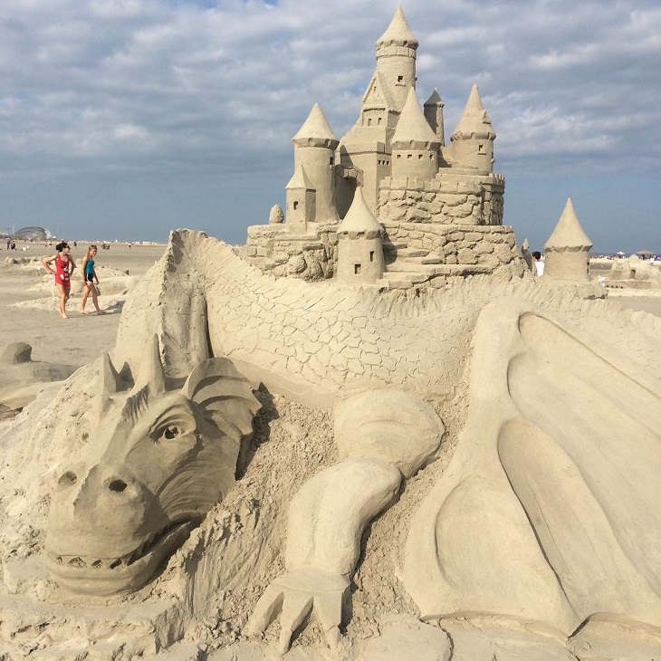 hermosos castillos de arena en la playa