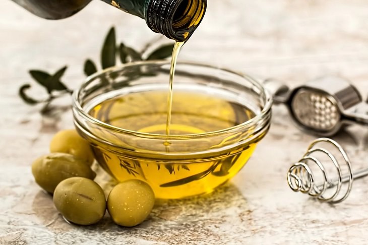 Helpful cooking, baking, and kitchen tips, Olive oil being poured into a cup
