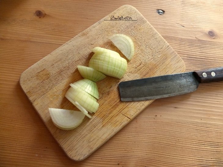 Helpful cooking, baking, and kitchen tips, Onion rings on a cutting board with a knife