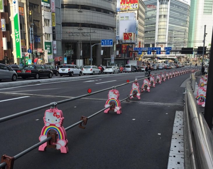 Diseños Increíbles De Todo El Mundo  Barreras de construcción Hello Kitty en Japón