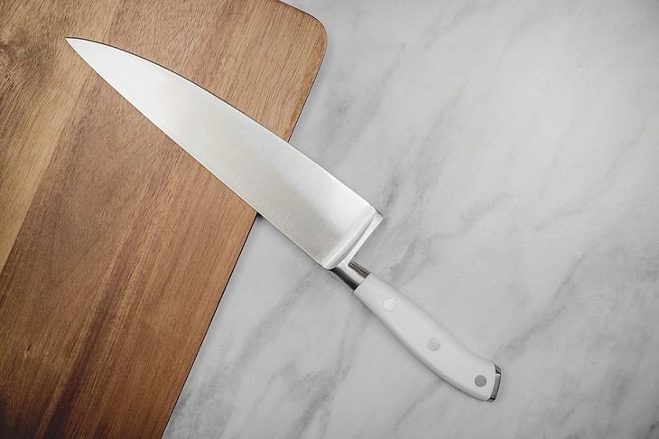Helpful cooking, baking, and kitchen tips, Knife on cutting board