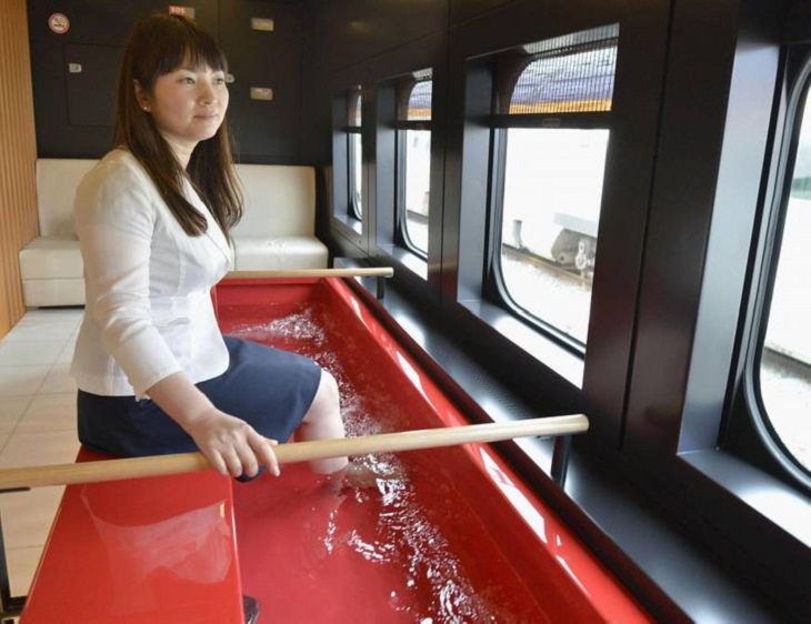 14. Para que viajar sea más relajante, los trenes en Japón están equipados con baños de pies.
