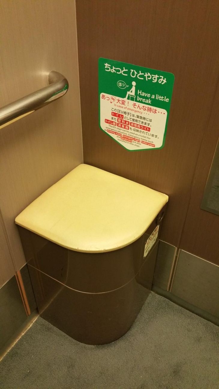 9. ¡Muchos ascensores en Japón están equipados con baños de emergencia!