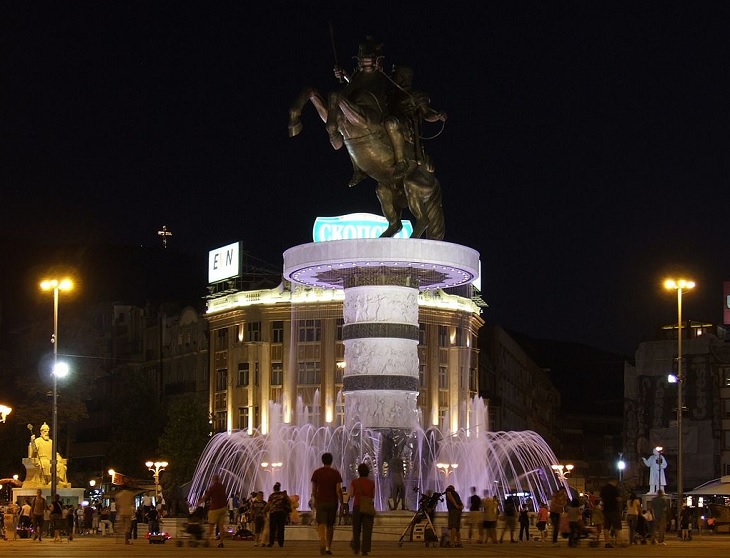 15 Fuentes De Todo El Mundo Diseñadas Para Asombrarte Fuente de Alejandro Magno, Skopje, Macedonia