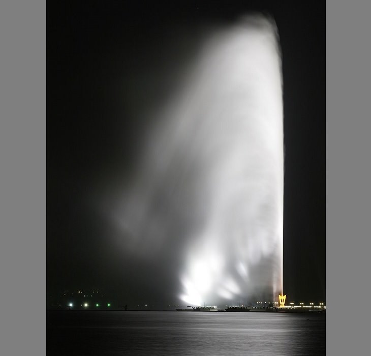 15 Fuentes De Todo El Mundo Diseñadas Para Asombrarte  Fuente del Rey Fahd (la más alta del mundo), Jeddah, Arabia Saudita