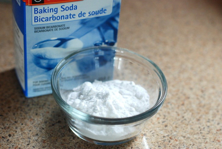 3. Elimina las manchas persistentes con bicarbonato de sodio