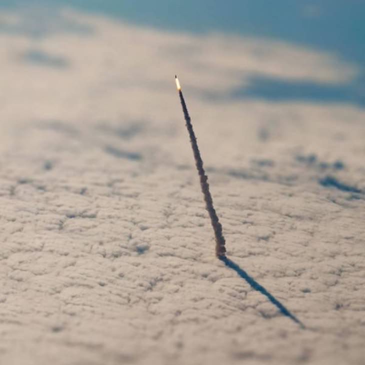 Imágenes De Curiosidades Del Mundo Un cohete que sale de la atmósfera