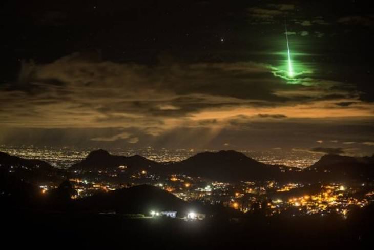 Imágenes De Curiosidades Del Mundo Meteorito verde atrapado en India