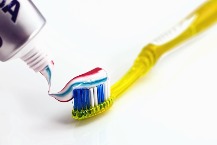 5.Haz que tus cubiertos reluzcan con pasta de dientes