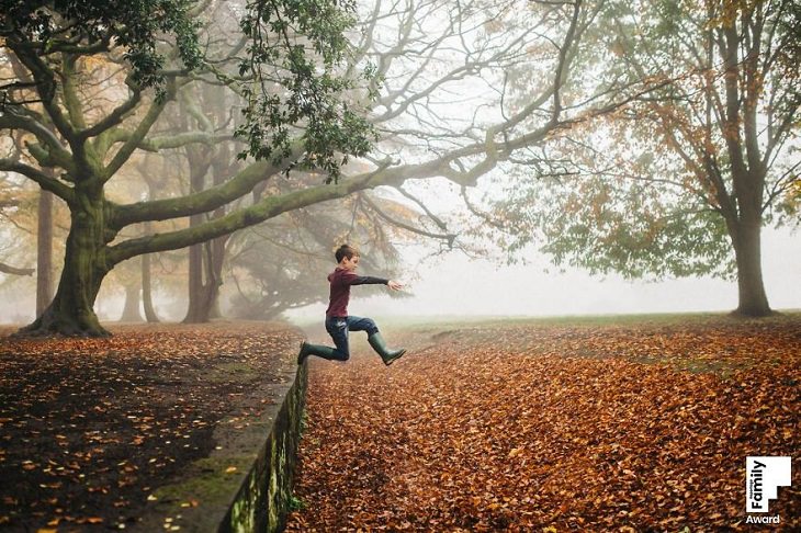 15 Fotos Que Logran Captar La Belleza De La Vida Familiar niño saltando en un bosque