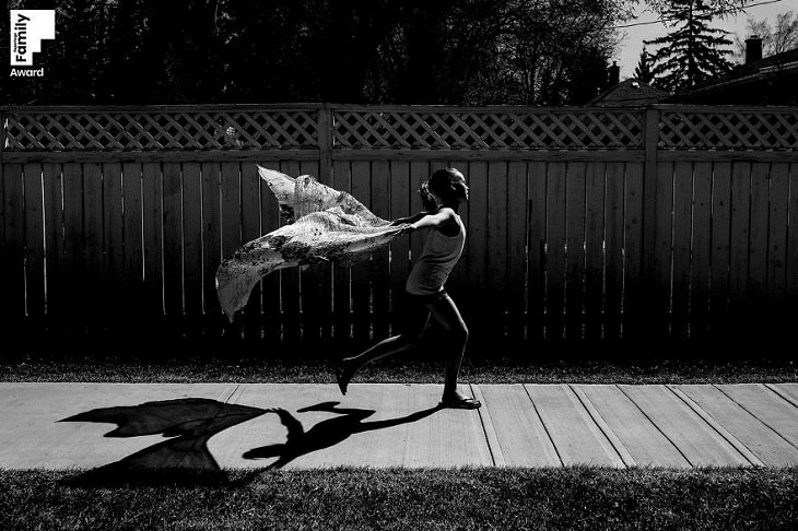 15 Fotos Que Logran Captar La Belleza De La Vida Familiar niña corriendo