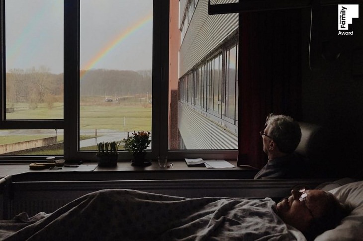 15 Fotos Que Logran Captar La Belleza De La Vida Familiar abuela apreciando un arcoíris