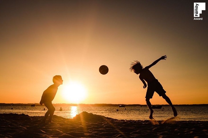 15 Fotos Que Logran Captar La Belleza De La Vida Familiar niños jugando fútbol