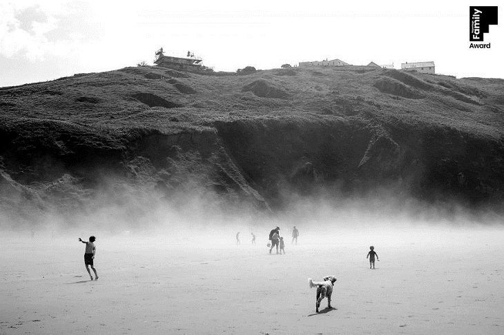 15 Fotos Que Logran Captar La Belleza De La Vida Familiar niños jugando en la arena