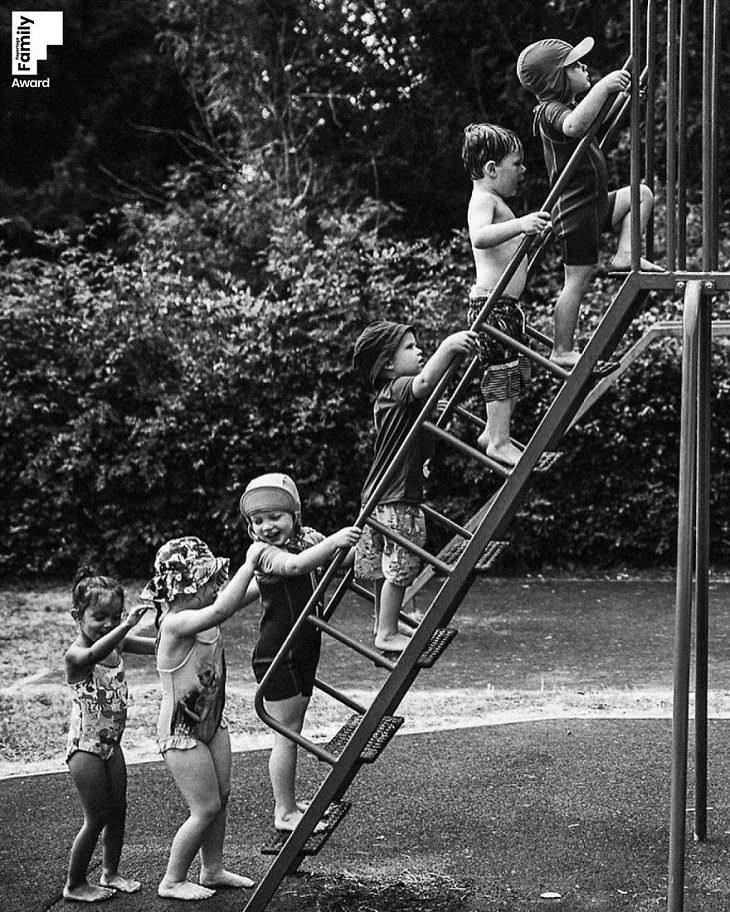 Fa15 Fotos Que Logran Captar La Belleza De La Vida Familiar niños en escalera de piscina 