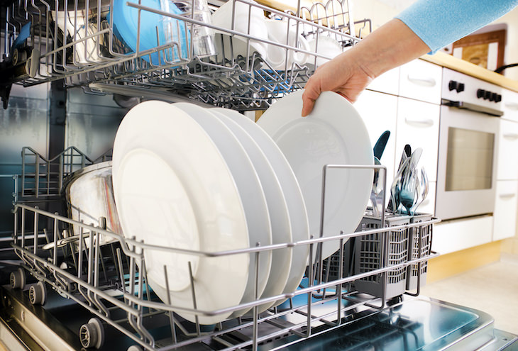 Cosas Que No Debes Limpiar Con Jabón Para Platos Platos cuando están en el lavavajillas