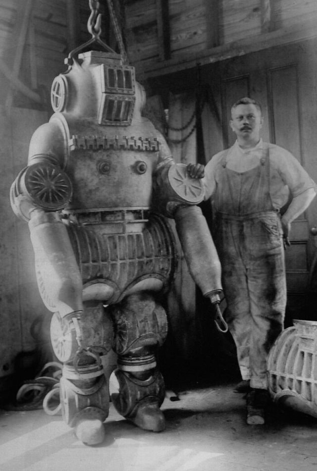 Inventos Tecnológicos Del Pasado 1911: Chester McDuffee y su traje de buceo ADS, aleación de aluminio que pesaba 200 kg