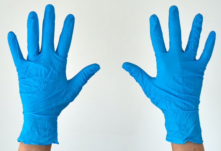 Trucos De Limpieza Para Dueños De Mascotas Usa guantes de goma para limpiar la piel de muebles y cortinas
