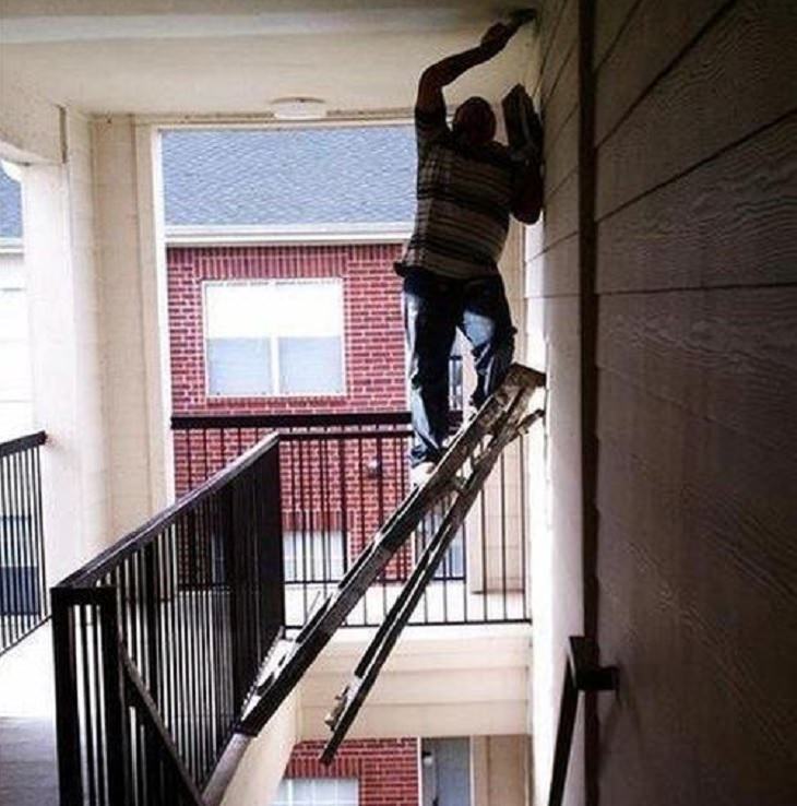 errores divertidos hombres  equilibrio escaleras