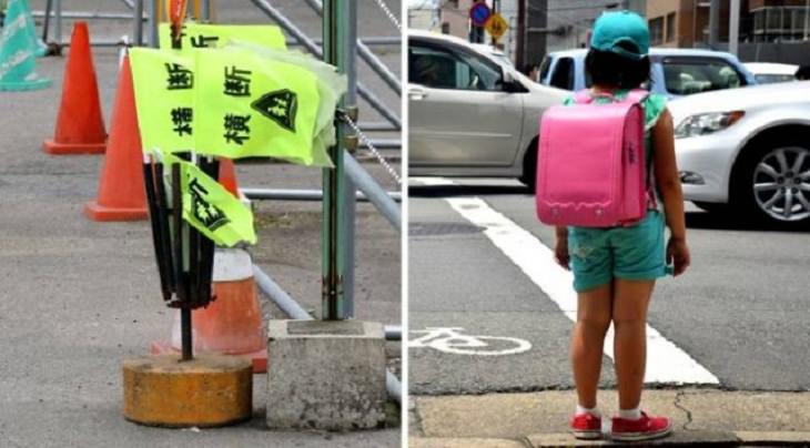 Innovaciones Japonesas banderas amarillas disponibles en las aceras de las carreteras con mucho tráfico