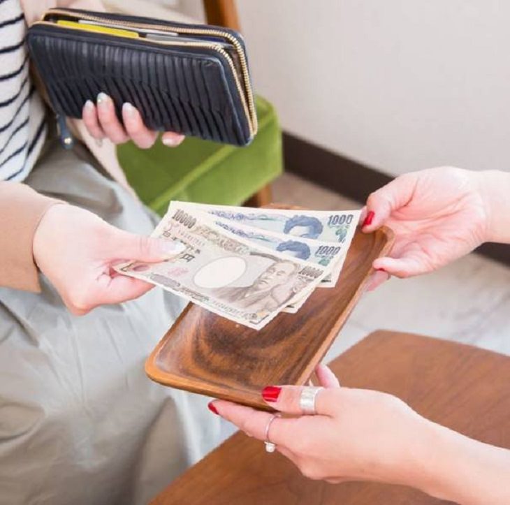 Innovaciones Japonesas la gente usa bandejas pequeñas para pagar en efectivo