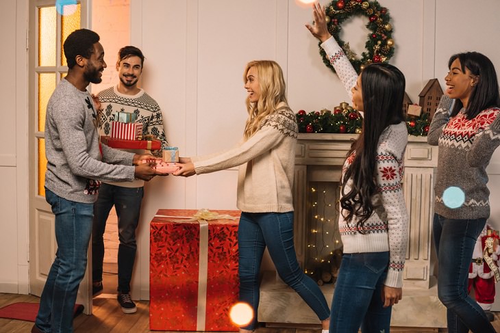 Trucos para ahorrar dinero en las compras navideñas Organiza un intercambio de regalos usados