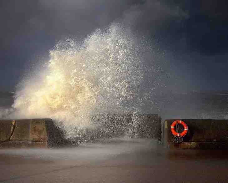 Concurso Fotógrafo De Paisajes Del Reino Unido “La boya se burla de la ola”  por Jim Wolfe, Punto de vista elogiado