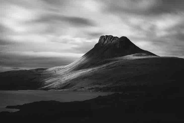 Concurso Fotógrafo De Paisajes Del Reino Unido  “Montaña solitaria” de Nicola Fea, Recomendado en blanco y negro