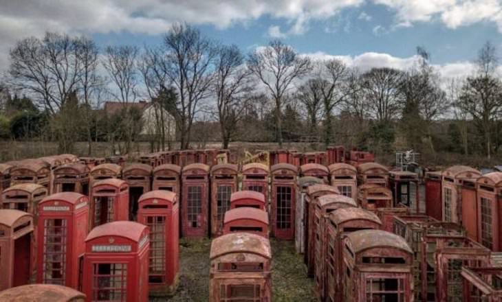 7. Un cementerio de cabinas telefónicas en las afueras de Londres